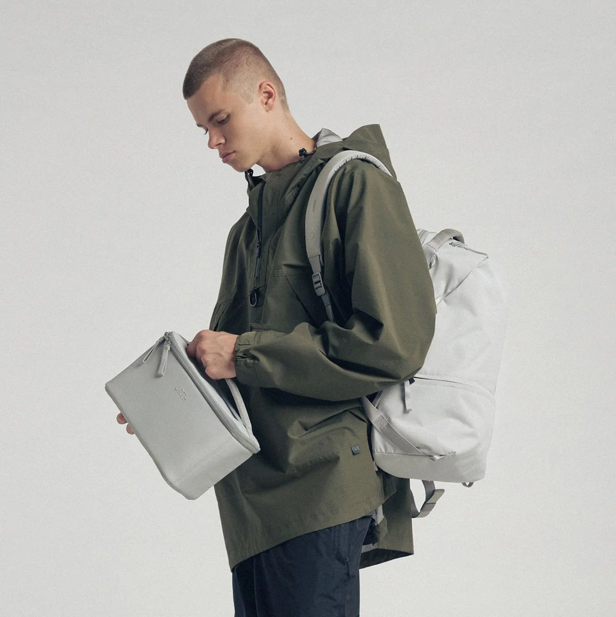 Urth Arkose 20l Backpack + Camera Insert (Ash Grey) - Image 3