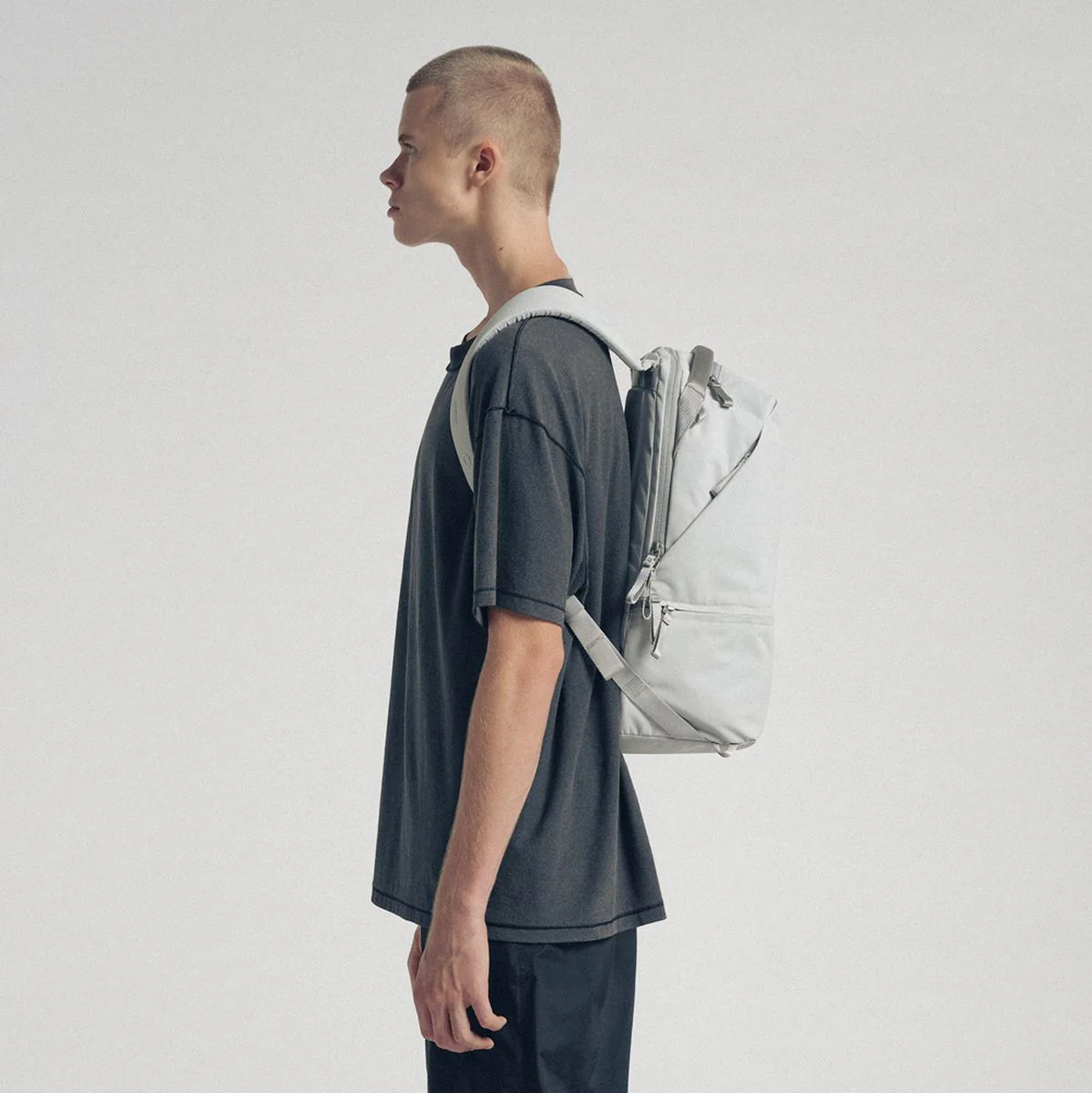 Urth Arkose 20l Backpack + Camera Insert (Ash Grey) - Image 4