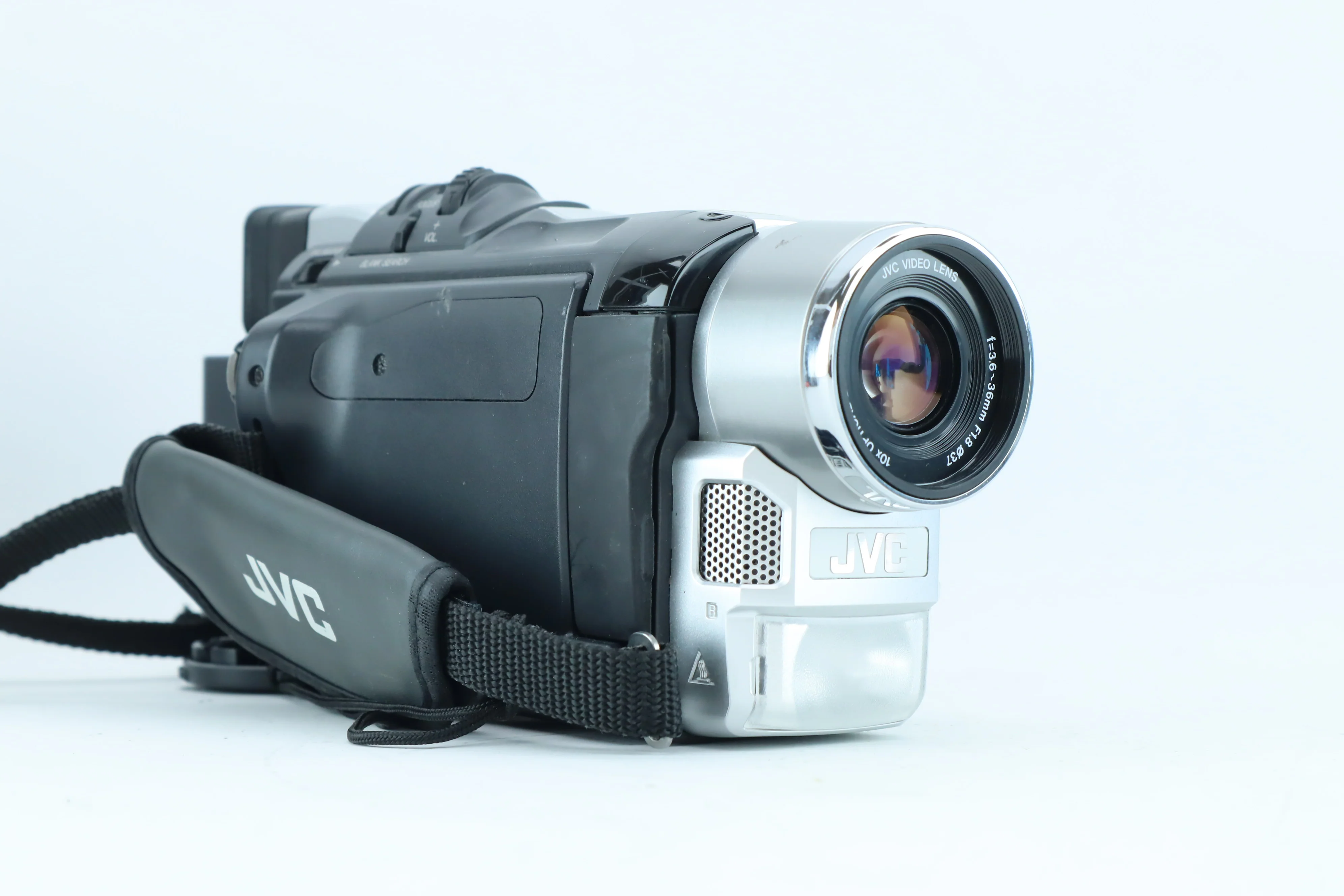 JVC GR-DVL157E with 3.6-36mm f/1.8 10x Optical Zoom Lens