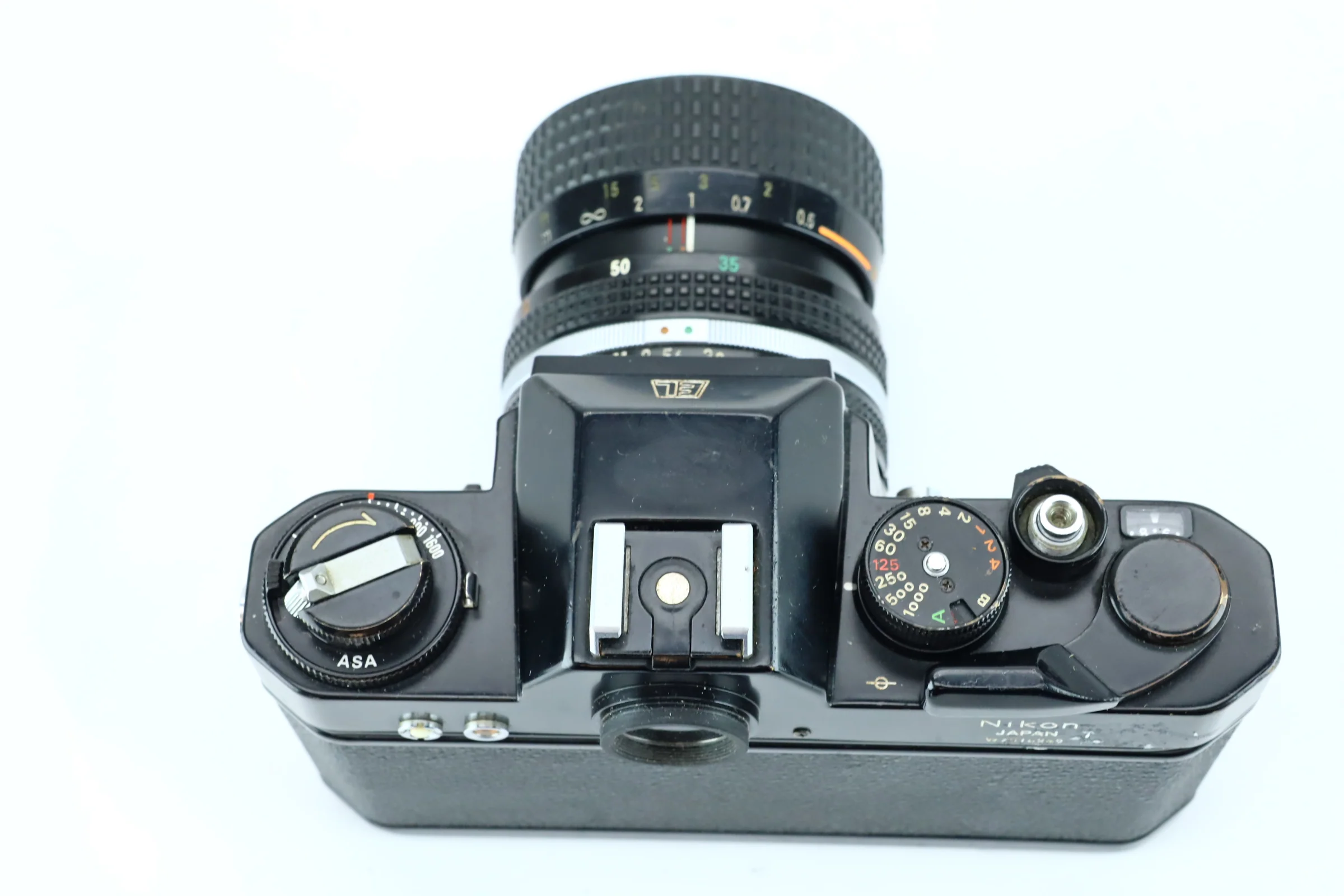 Nikkormat (SN: w7516249) + Nikon Zoom 35–70mm f/3.3–4.5 (SN: 2092837) – Solid Mechanical SLR with Versatile Zoom Lens - Image 4