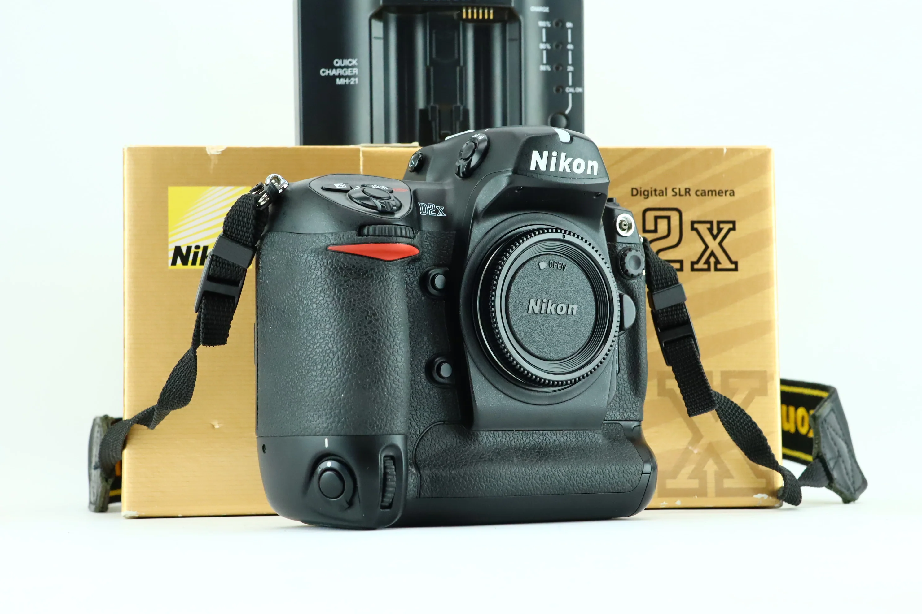 Nikon D2X - with original box
