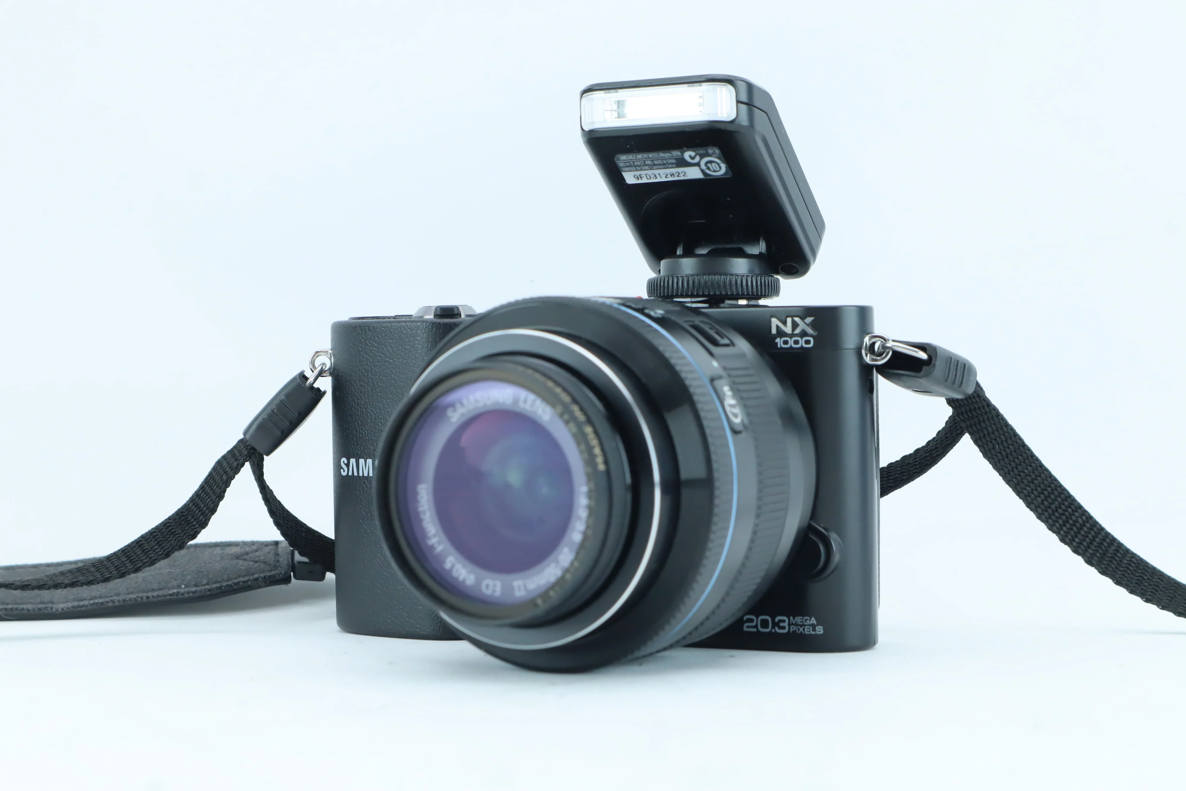 Samsung NX1000 | S/N: A4D2CN0D30005HK with Samsung 20-50mm f/3.5-5.6 ED i-Function - Image 2