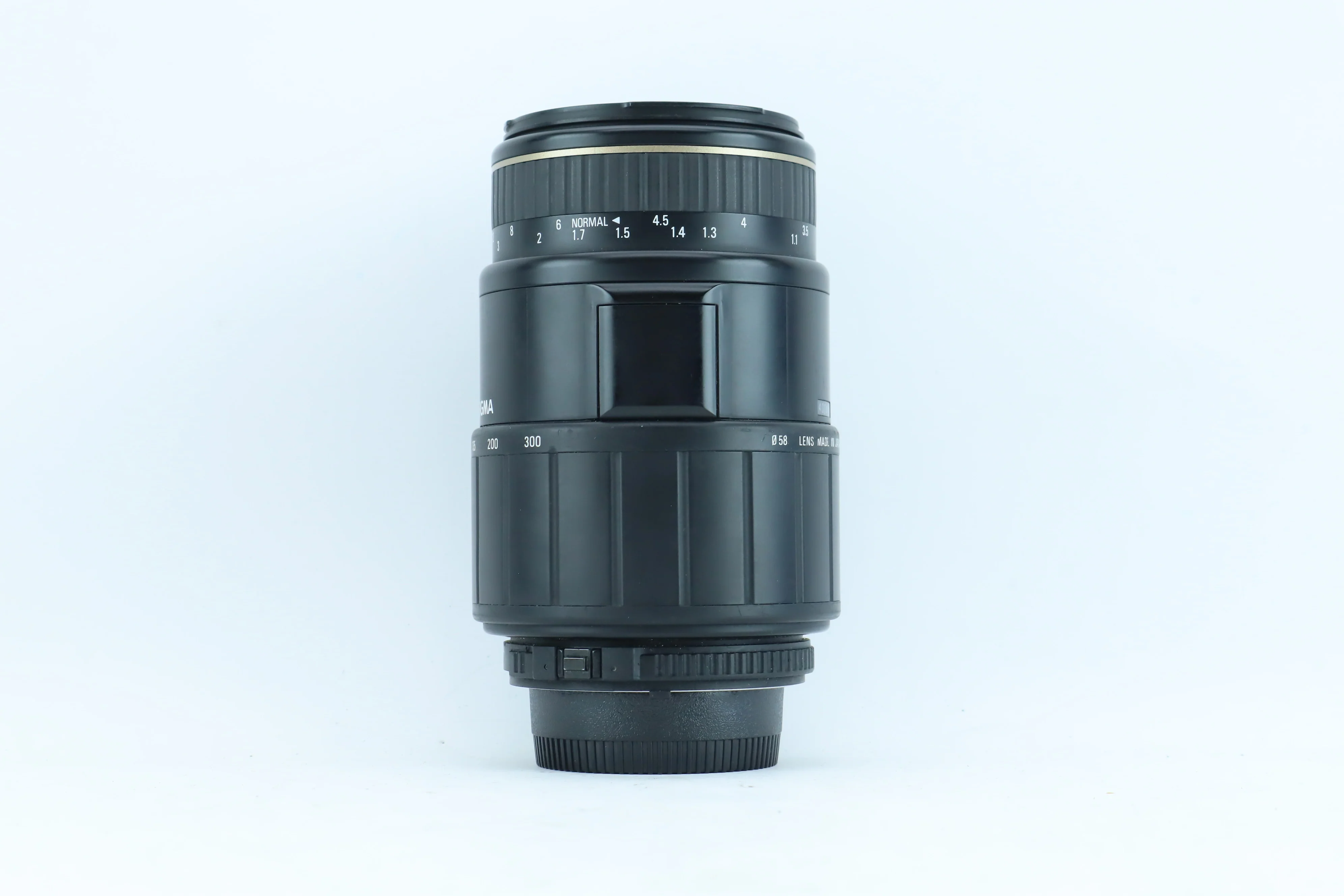 Sigma 70-300mm f/4-5.6 APO Macro | S/N: 4004399 - Image 2