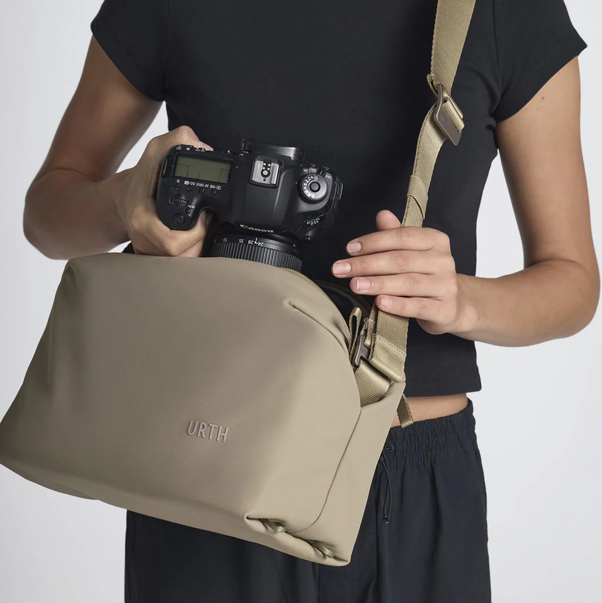 Urth Dolomite Camera Sling 8l (Beige) - Image 2