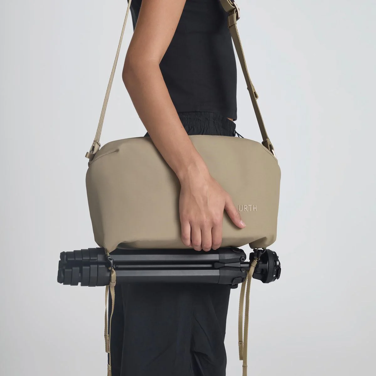 Urth Dolomite Camera Sling 8l (Beige) - Image 3