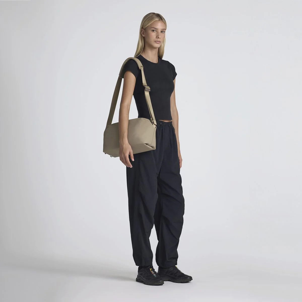Urth Dolomite Camera Sling 8l (Beige) - Image 4
