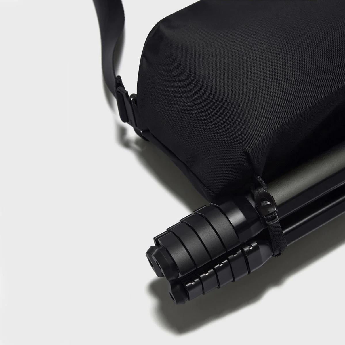 Urth Dolomite Camera Sling 8l (Black) - Image 3