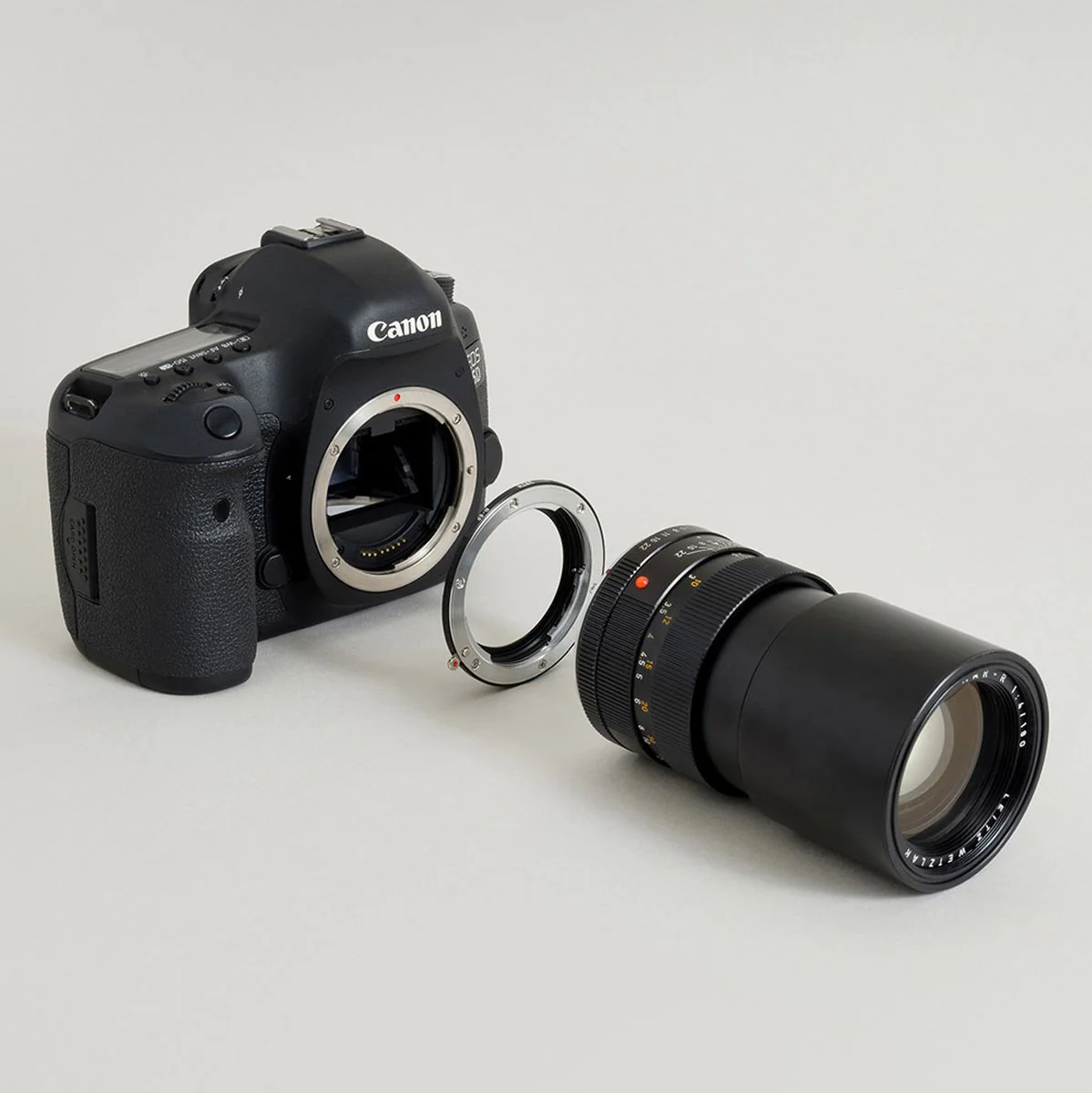 Urth Lens Mount Adapter Leica R Lens To Canon (EF / EF-S) Camera Body - Image 3