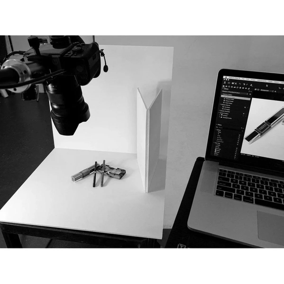V-Flat World Tabletop V-Flats - Small (12"'X18'') 2X White 2X Black - Image 3